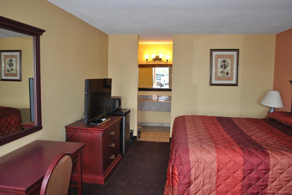 Executive Inn Brookshire 外观 照片