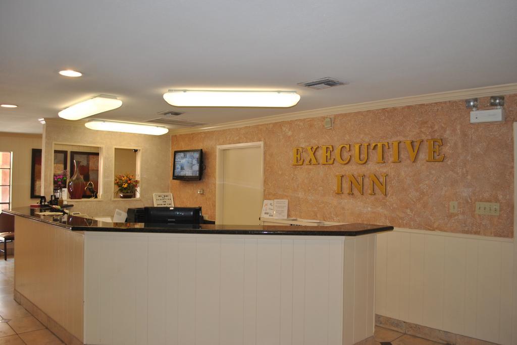 Executive Inn Brookshire 外观 照片