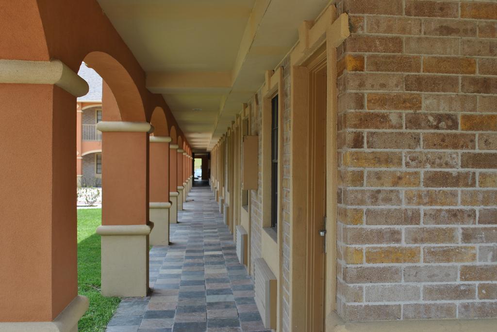 Executive Inn Brookshire 外观 照片