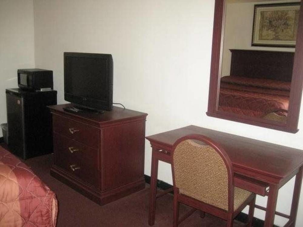 Executive Inn Brookshire 外观 照片